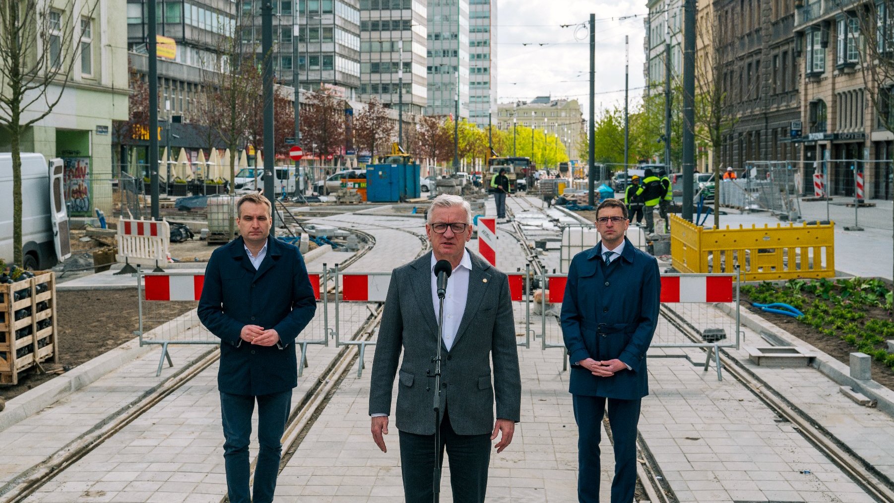 Galeria zdjęć z briefingu na ul. Św. Marcin i pokazujących postęp prac