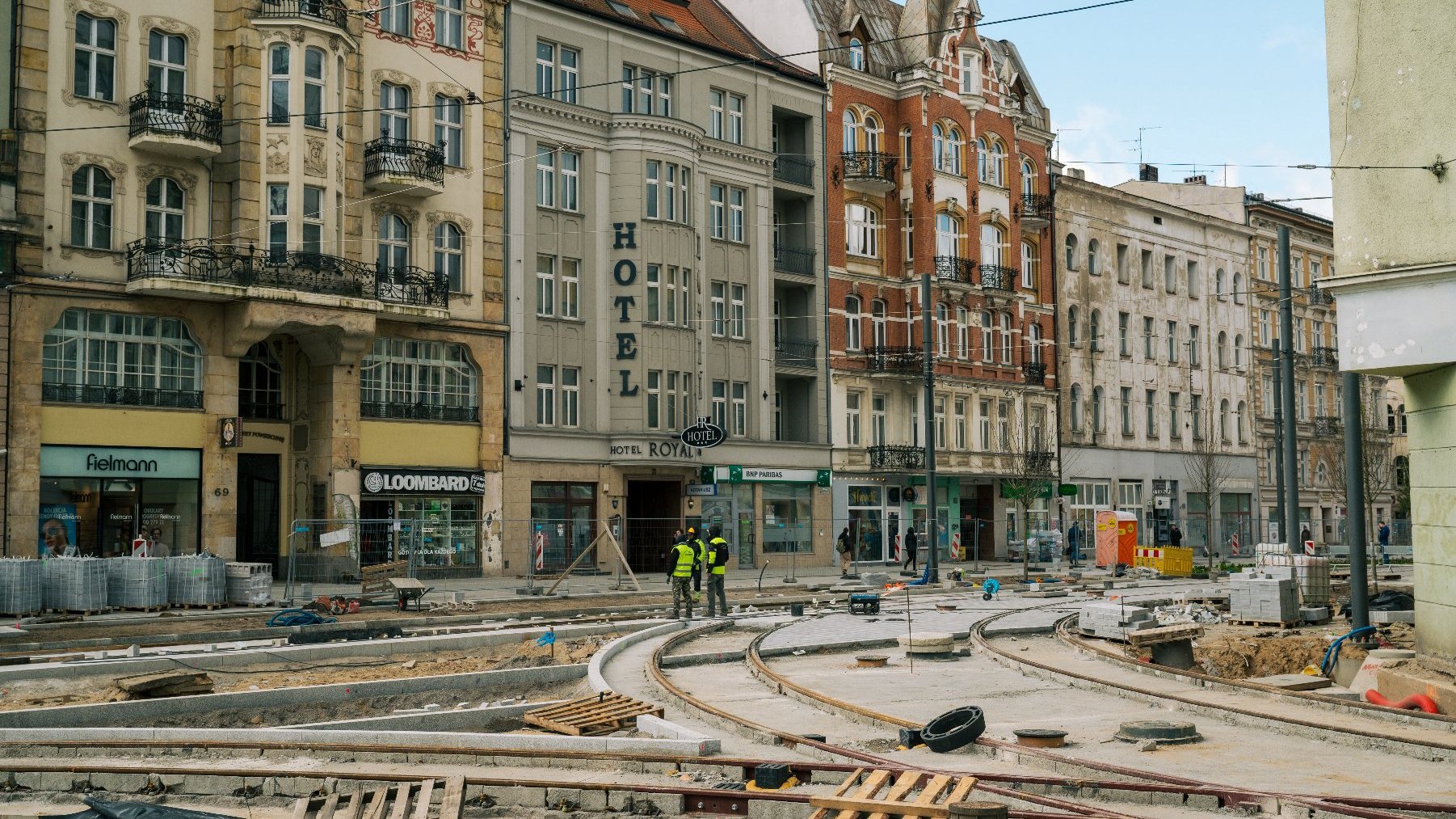 Galeria zdjęć z briefingu na ul. Św. Marcin i pokazujących postęp prac