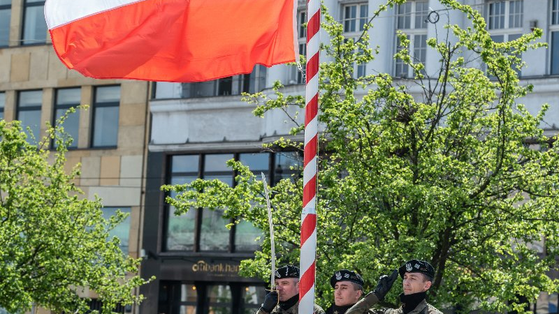 Galeria zdjęć przedstawia zeszloroczne obchody Święta Konstytucji 3 Maja, które odbyły się na pl. Wolności w Poznaniu.