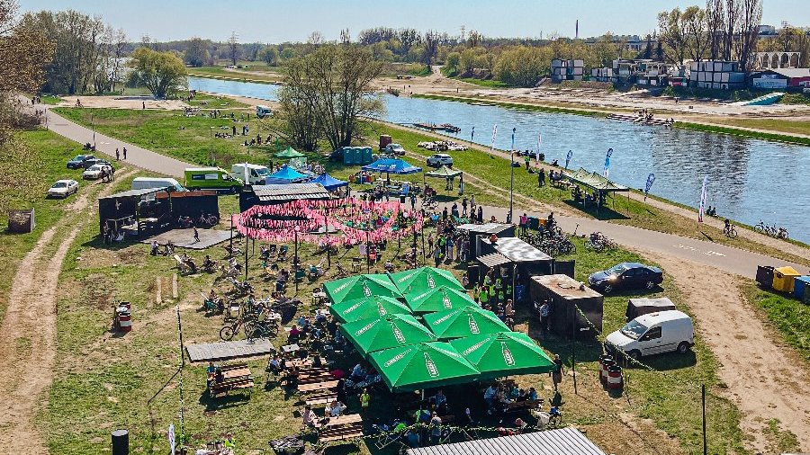 Na zdjęciu widok z góry na brzeg Warty - stoją stoiska i tłumy ludzi