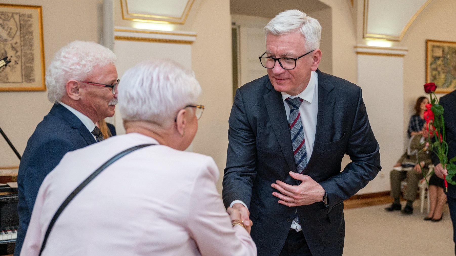 Na zdjęciu prezydent Poznania gratulujący parze małżonków