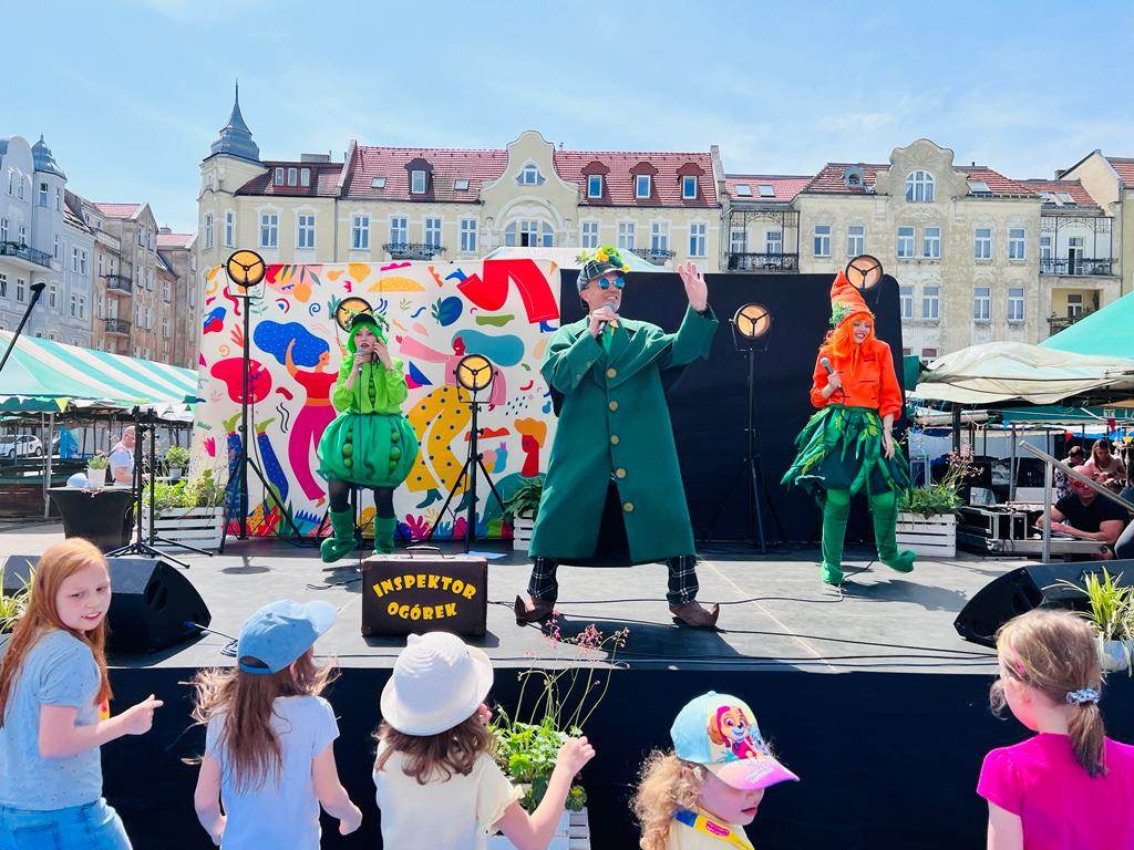 Galeria zdjęć przedstawia pierwszą edycję Food Truck Party. Na fotografiach widać food trucki oraz animacje dla dzieci. - grafika artykułu