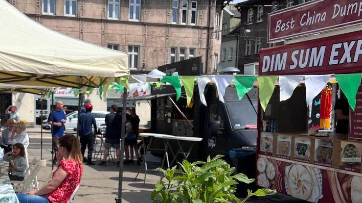 Galeria zdjęć przedstawia pierwszą edycję Food Truck Party. Na fotografiach widać food trucki oraz animacje dla dzieci.