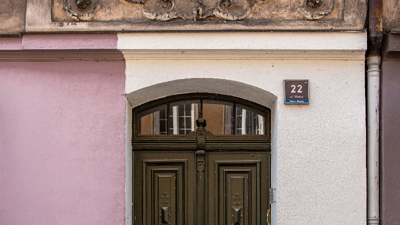 Galeria zdjęć przedstawia elewacje i detale zabytkowych poznańskich kamienic.