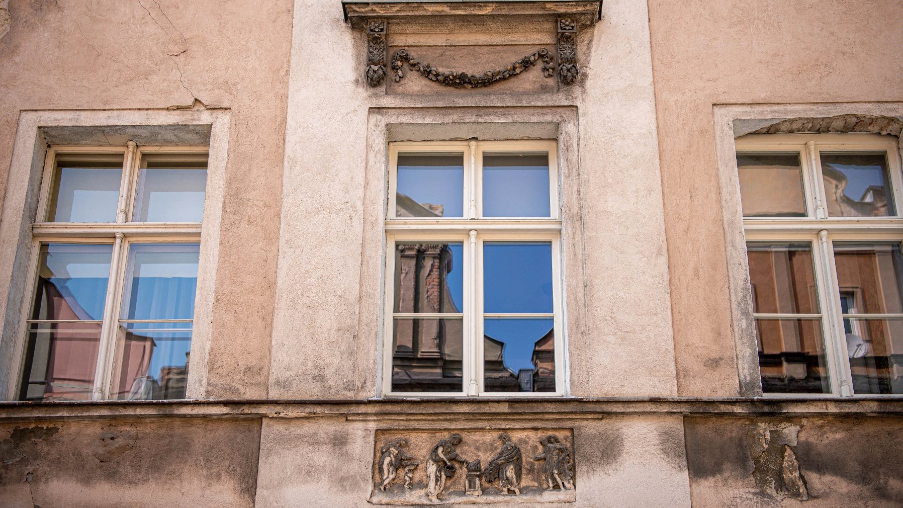 Galeria zdjęć przedstawia elewacje i detale zabytkowych poznańskich kamienic.