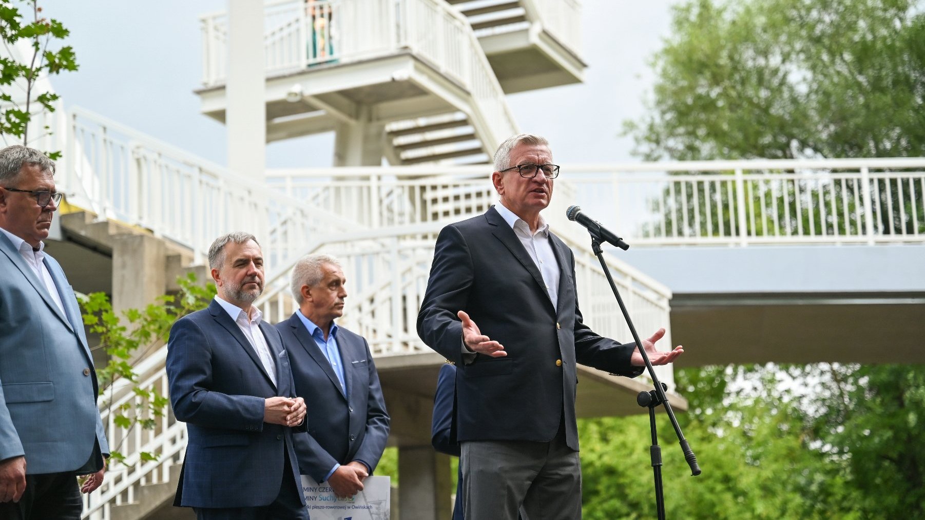 Na zdjęciu prezydent Pozania przy mikrofonie, za nim inni samorządowcy - na kładce