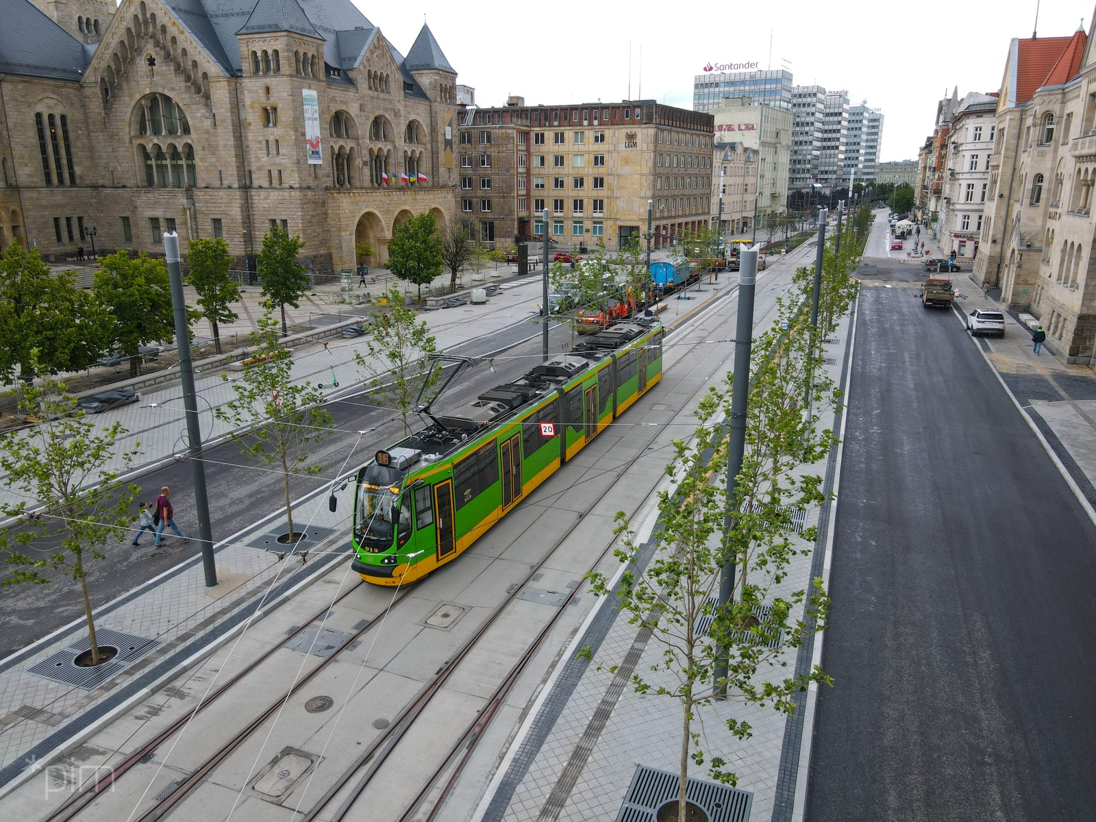 Na zdjęciu ulica Święty Marcin, w centrum tramwaj, widać położoną nowa nawierzchnię - grafika artykułu