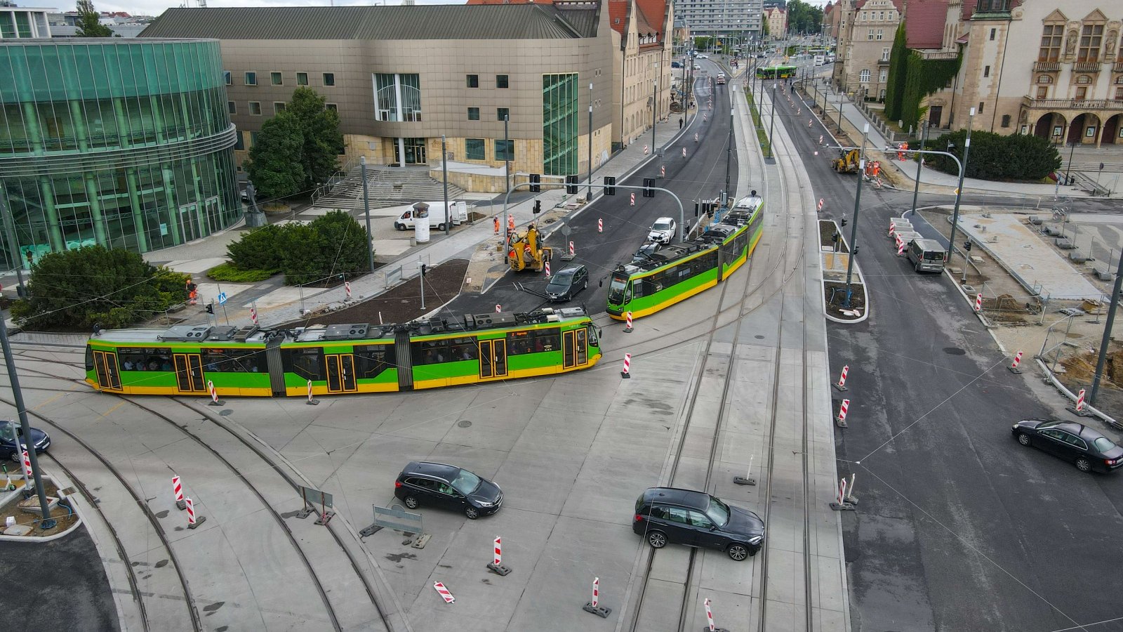 Na zdjęciu ulica Święty Marcin, w centrum torowisko, widać dwa tramwaje