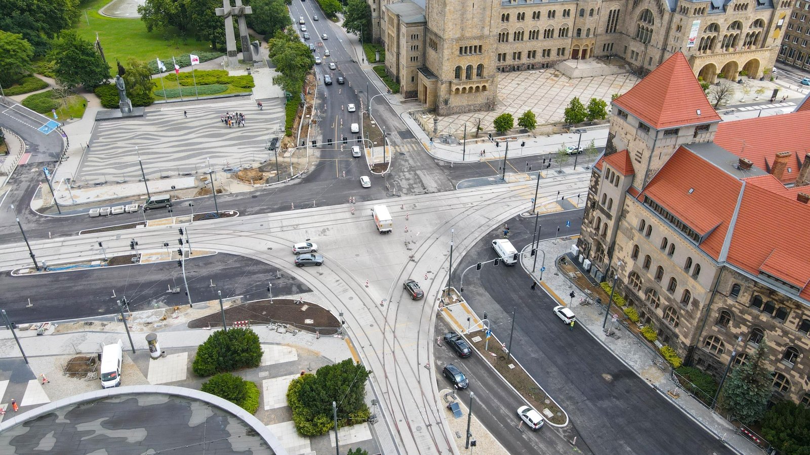 Na zdjęciu ulica Święty Marcin widziana z lotu ptaka, w centrum torowisko i skrzyzowanie