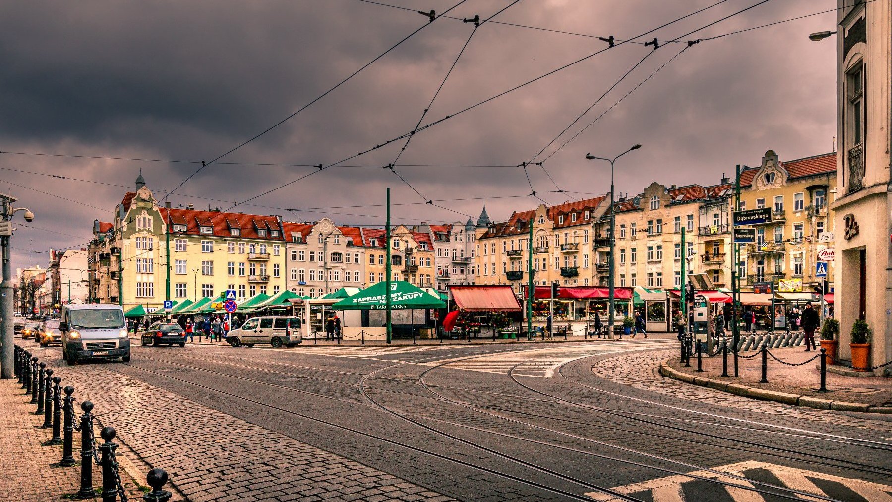 Zdjęcie przedstawi rynek Jeżycki. W tle widać secesycjne kamienice.