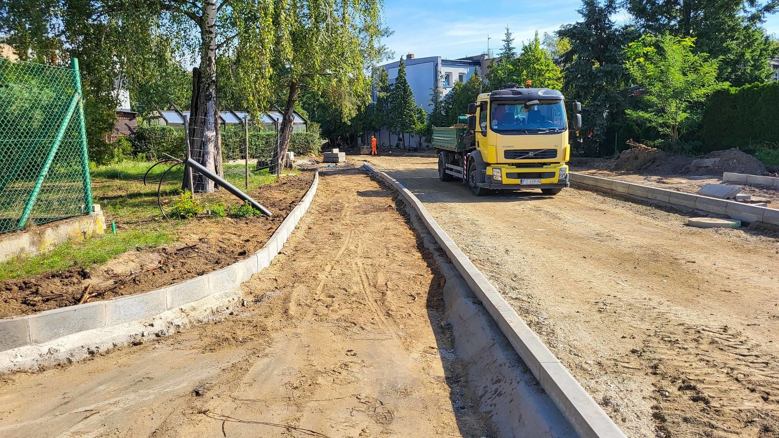 Na zdjęciu remontowana ulica, widać ułożony krawężnik