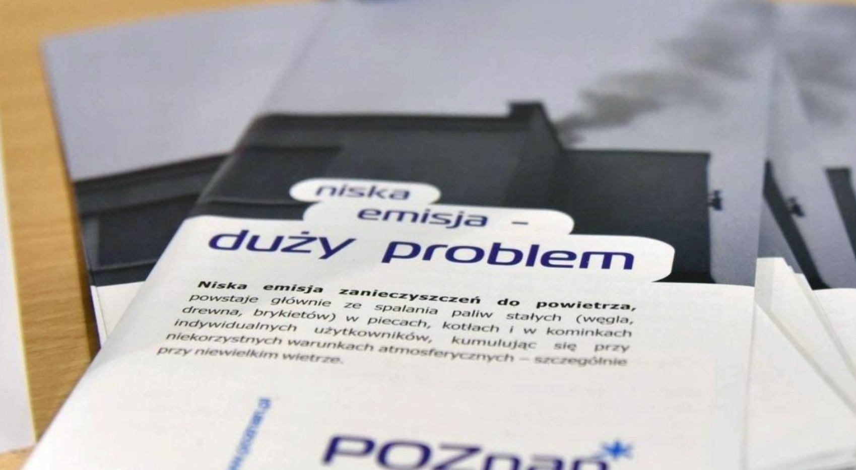 Na zdjęciu ulotki z napisem: niska emisja, duży problem - grafika artykułu