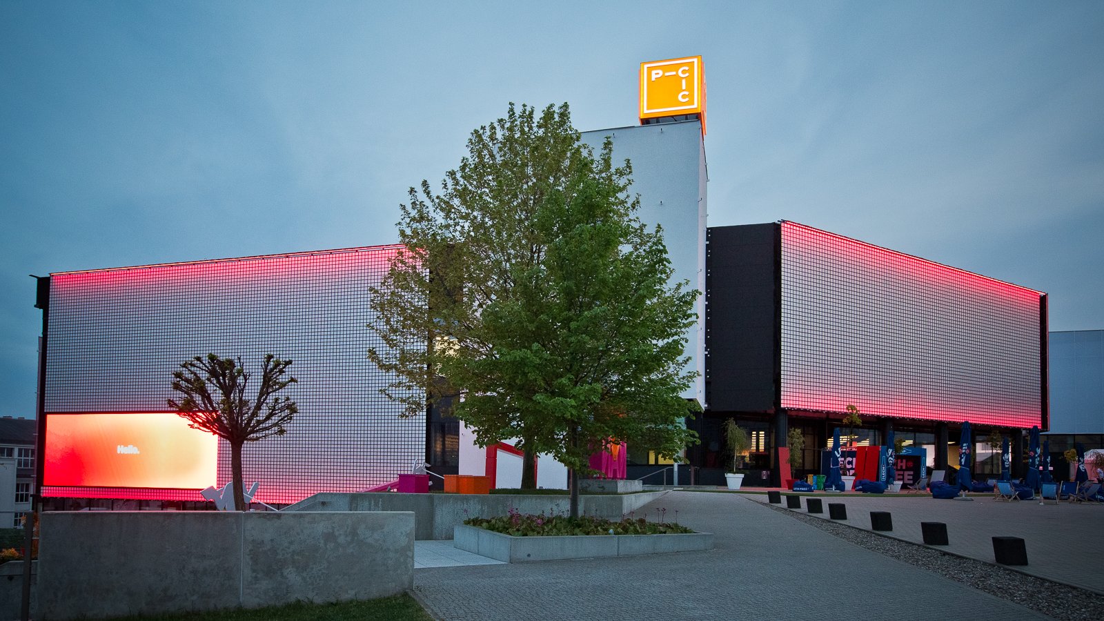 Zdjęcie przedstawia podświetloną na czerwono elewację Poznań Congress Center, fot. Grupa MTP/Fotobueno.