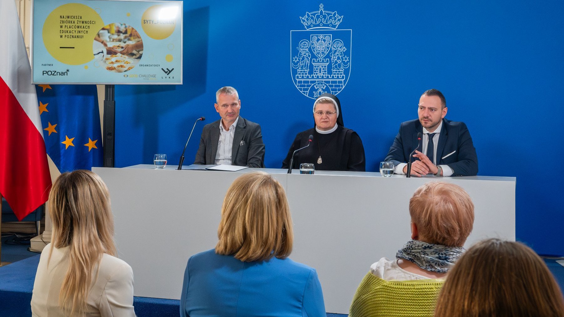 Galeria zdjęć przedstawia Jędrzeja Solarskiego, zastępcę prezydenta Poznania, Łukasza Grzechnika, prezesa Zarządu Lyke, s. Józefę Krupę ze Zgromadzenia Sióstr św. Elżbiety podczas konferencji prasowej.