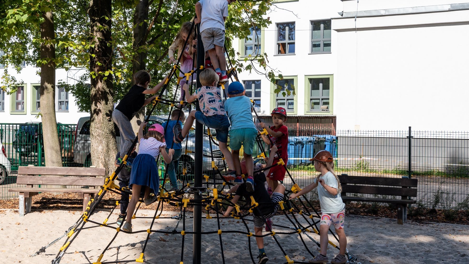 Galeria zdjęć przedstawia plac zabaw dla dzieci. Na zdjęciach widać m.in. zjeżdźalnie czy huśtawki.