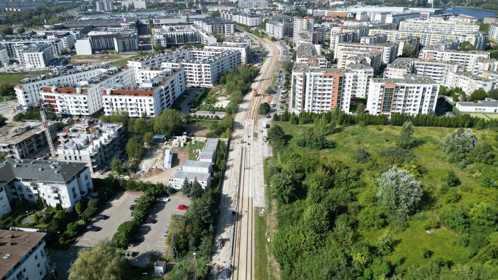 Galeria zdjęć przedstawia z lotu ptaka trasę tramwajową pokrytą zielenią.