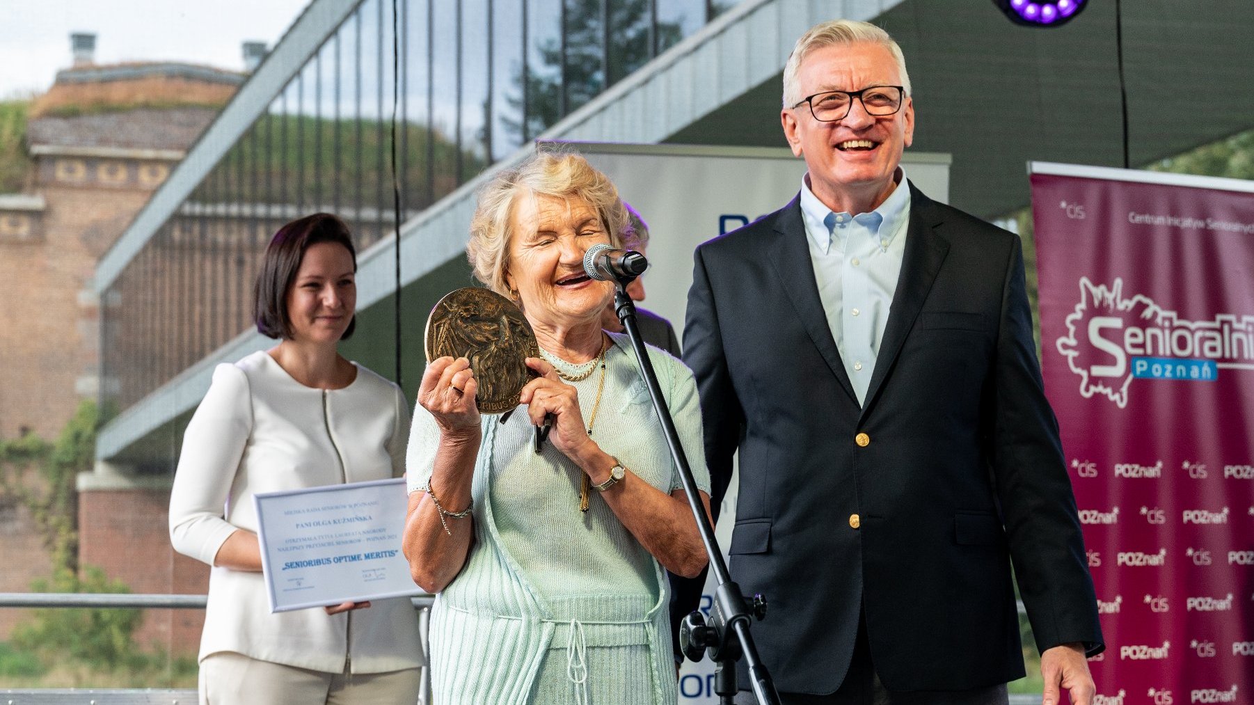 Galeria zdjęć przedstawia inaugurację wydarzenia "Senioralni".