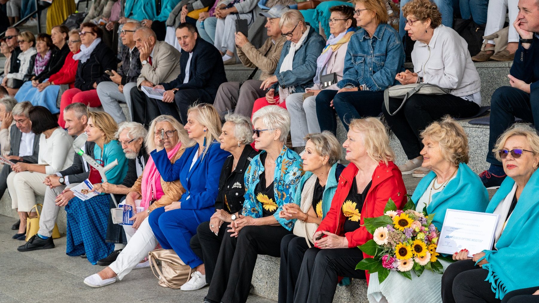 Galeria zdjęć przedstawia inaugurację wydarzenia "Senioralni".