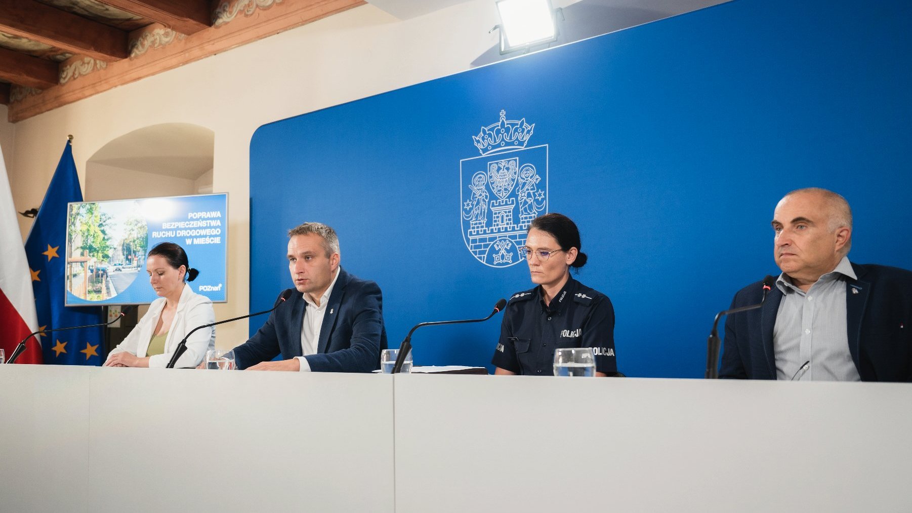 Zdjęcie z konferencji. Za stołem siedzą 4 osoby. Od prawej: radny Marek Sternalski, asp. Anna Bręk, zastępca prezydenta Mariusz Wiśniewski i radna Maria Lisiecka-Pawełczak