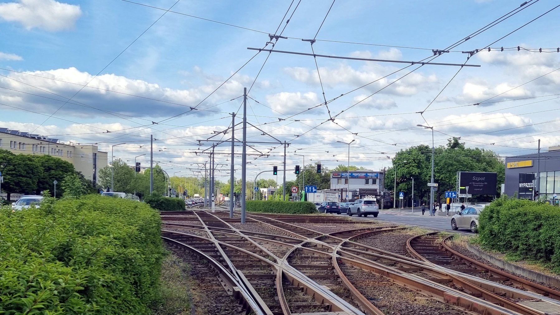 Skrzyżowanie torowiska przy ul. Jana Pawła II z ul. Kórnicką i widoczna nad nim sieć trakcyjna