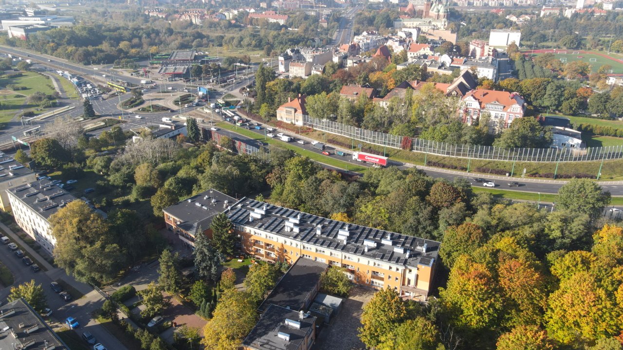 Galeria zdjęć budynku DPS przy ul. Konarskiego z instalacją fotowoltaiczną na dachu