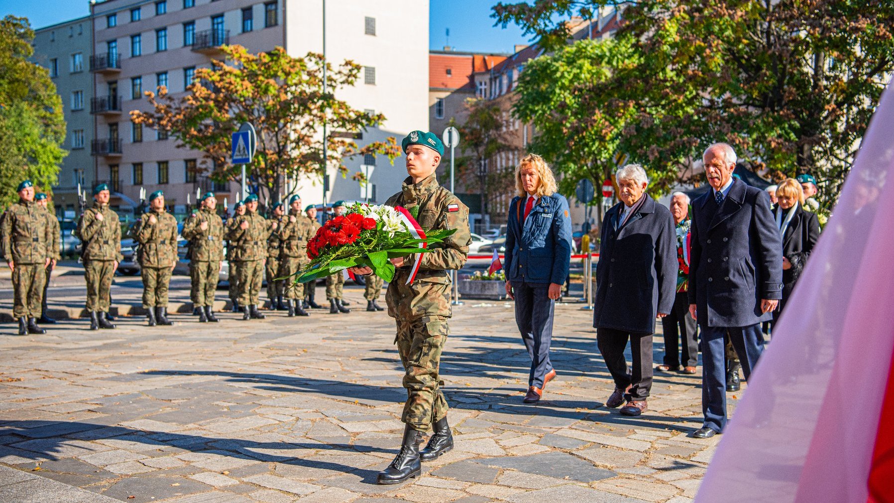 Na zdjęciu delegacja składająca wiązankę