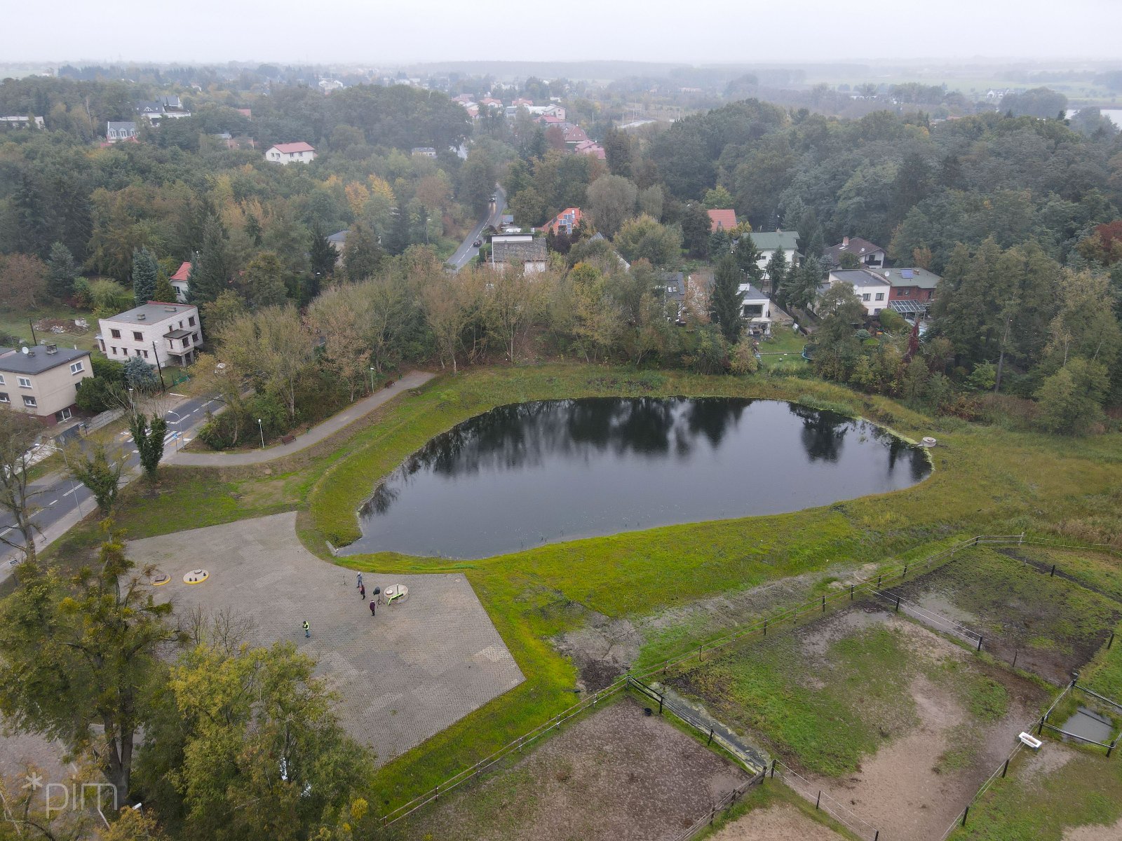 Zdjęcia z briefingu przy zbiorniku retencyjnym w Kiekrzu z Mariuszem Wiśniewski, zastępcą prezydenta Poznania i Grzegorzem Ganowiczem, przewodniczącym Rady Miasta - grafika artykułu