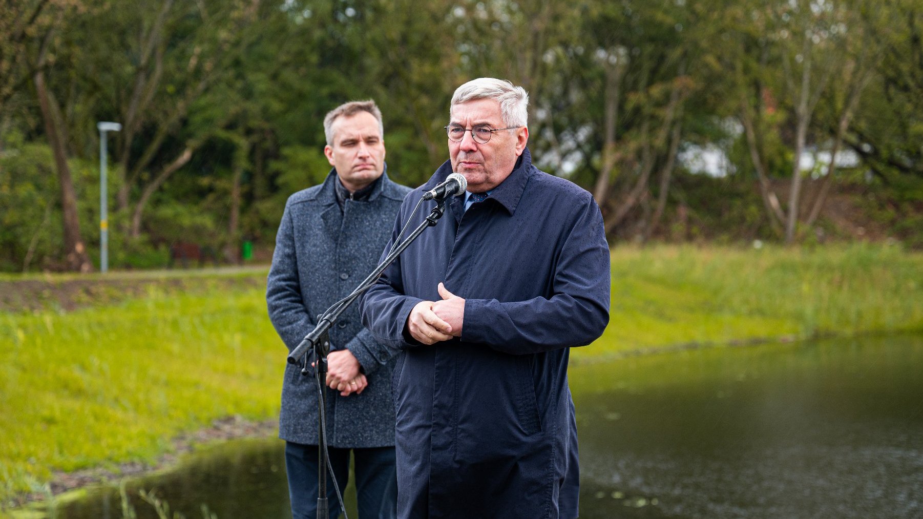 Zdjęcia z briefingu przy zbiorniku retencyjnym w Kiekrzu z Mariuszem Wiśniewski, zastępcą prezydenta Poznania i Grzegorzem Ganowiczem, przewodniczącym Rady Miasta