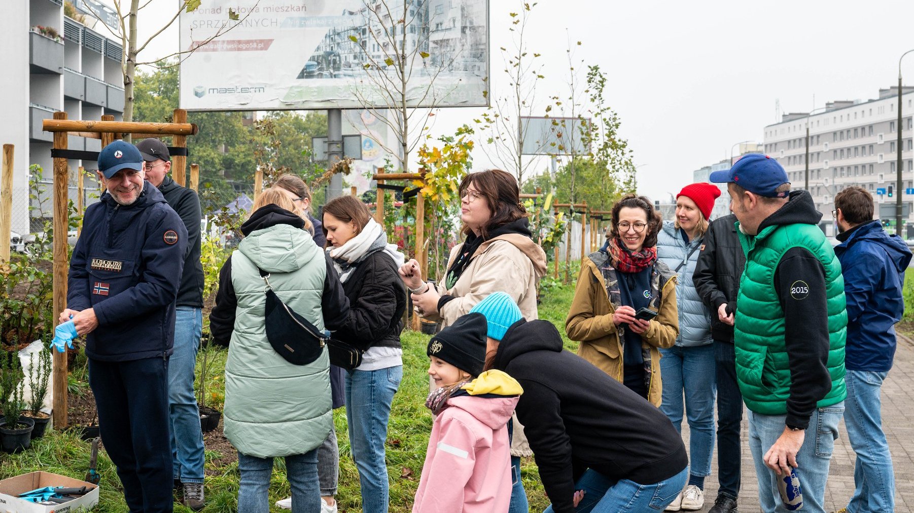 Galeria zdjęć z sadzenia lasu kieszonkowego na poznańskim skwerze