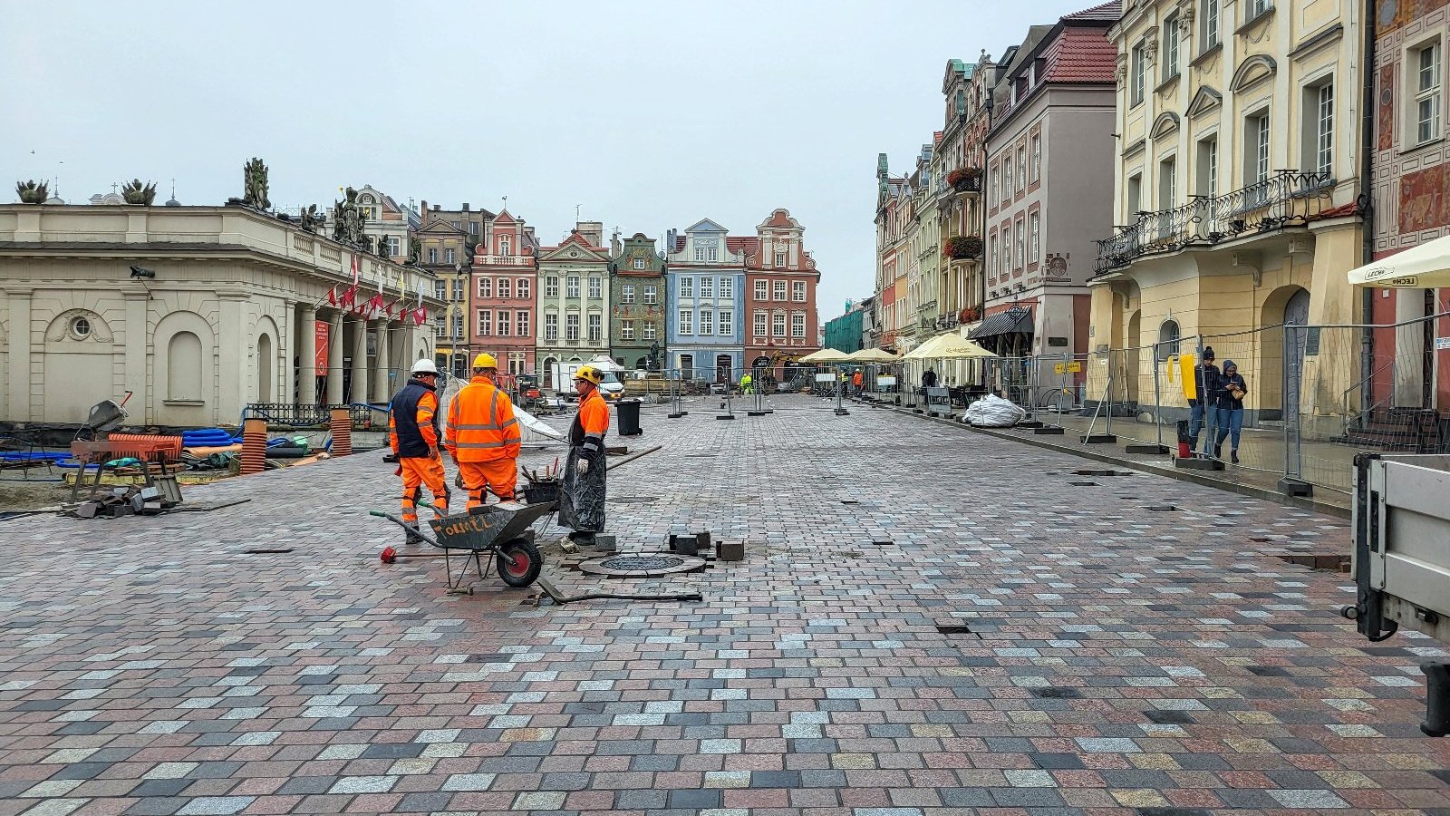 Na zdjeciu robotnicy układający kostkę na rynku