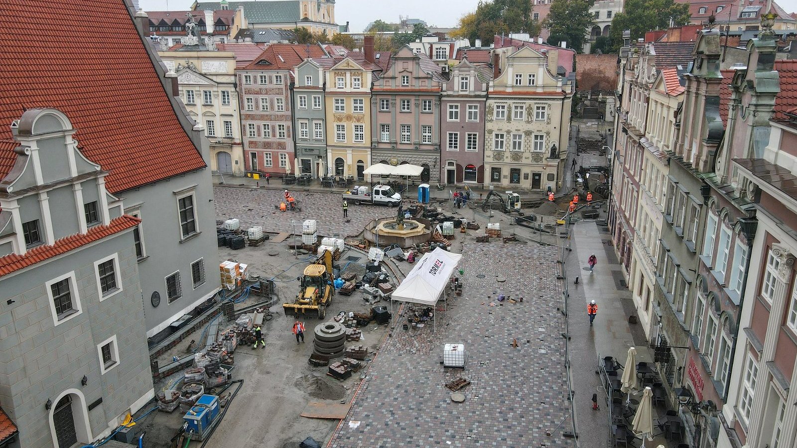 Na zdjęciu układania kostki na rynku, widok z lotu ptaka