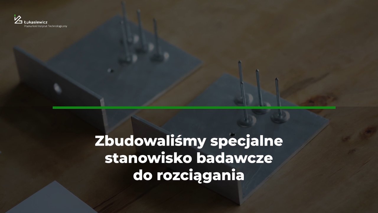 Galeria zdjęć przedstawia zrzuty ekranu z filmu, w którym naukowcy mierzą, przebijają, rozgniatają i wykonują modele 3d rogala świętomarcińskiego.