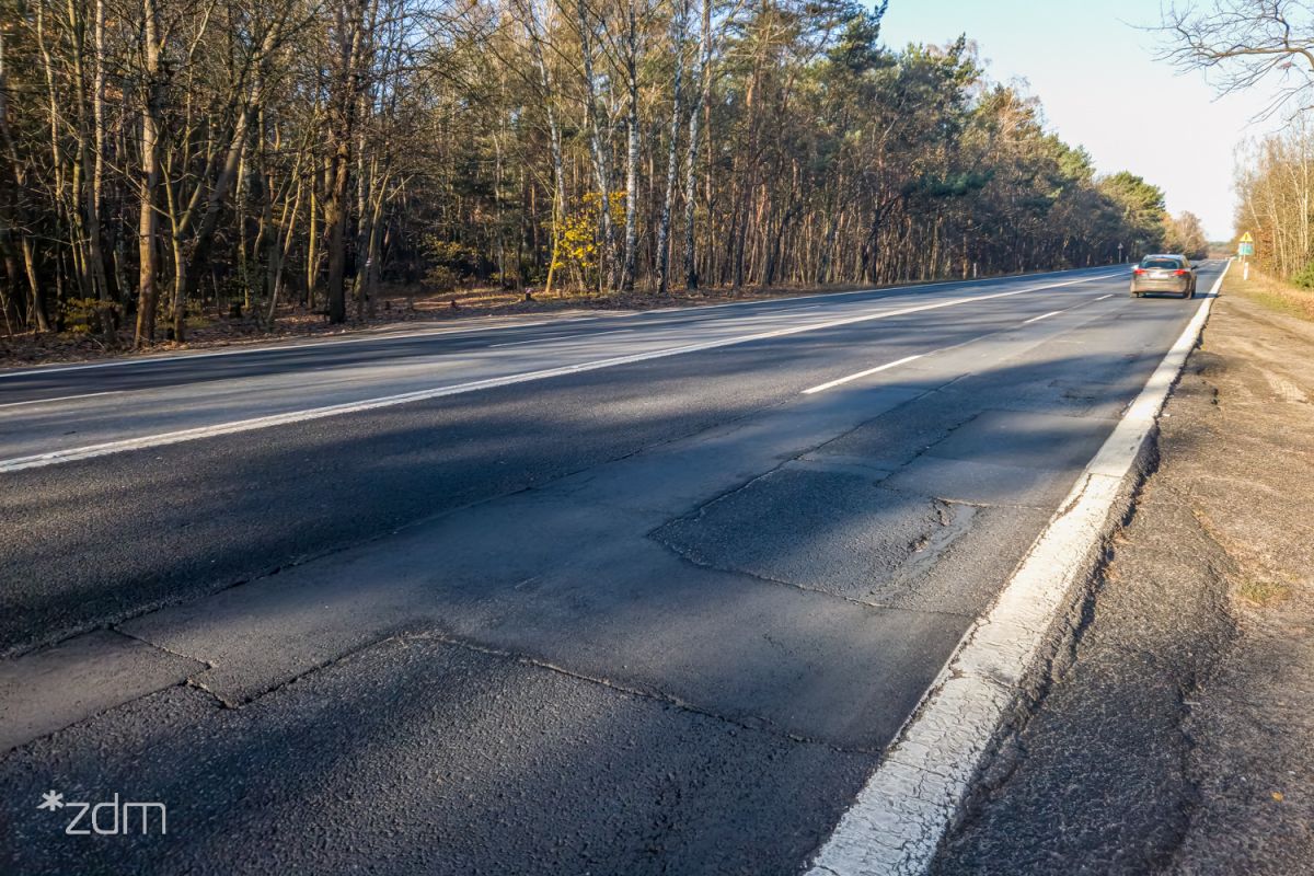 Zniszczona nawierzchnia ul. Bałtyckiej przed remontem - grafika artykułu