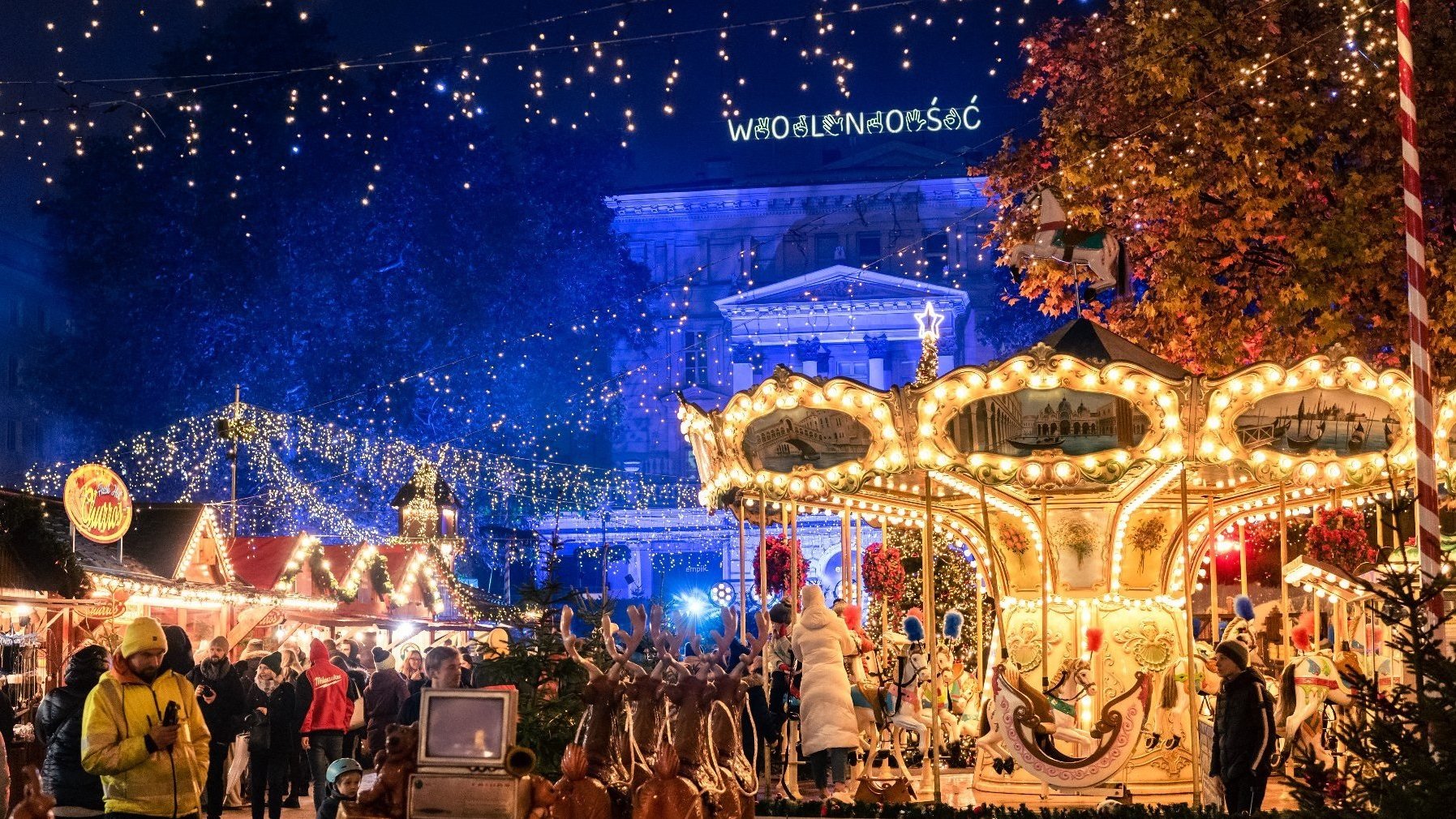 Na zdjęciu jarmark na placu Wolności, na pierwszym planie karuzela