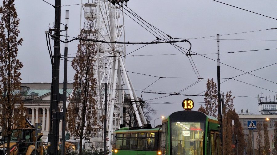 Galeria zdjęć tramwajów jadących w centrum