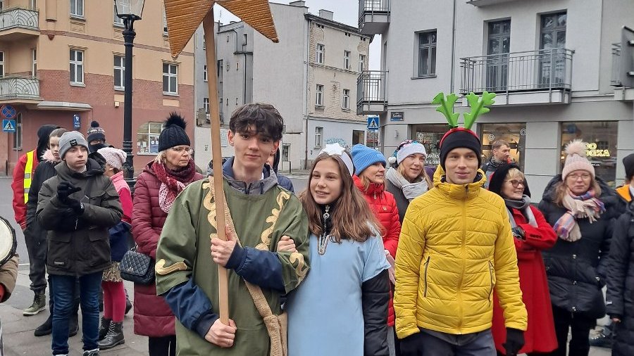 Zdjęcie przedstawia uczestników marszu.