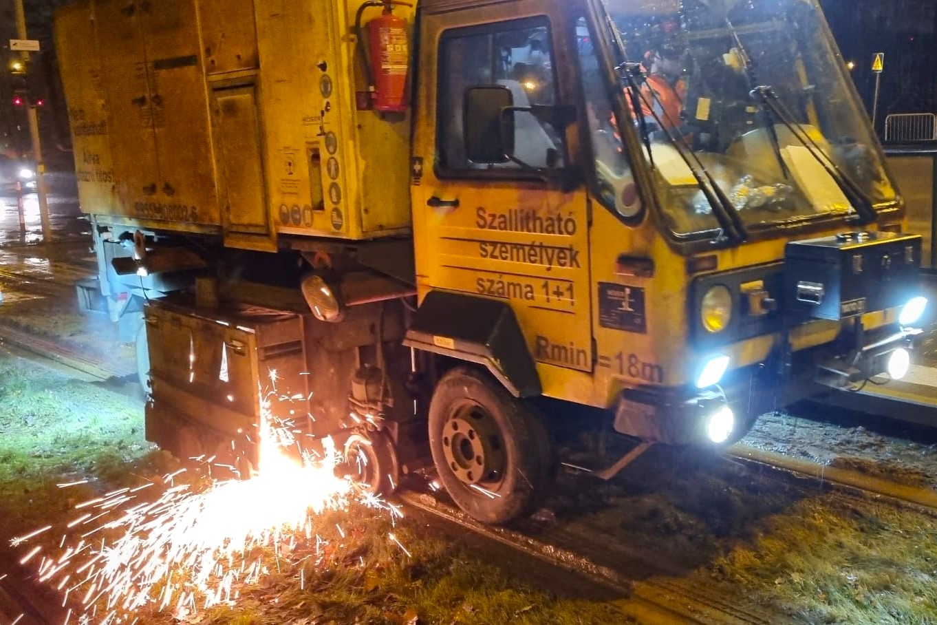 Pojazd na szynach w trakcie szlifowania. Widąć sypiące się iskry. - grafika artykułu