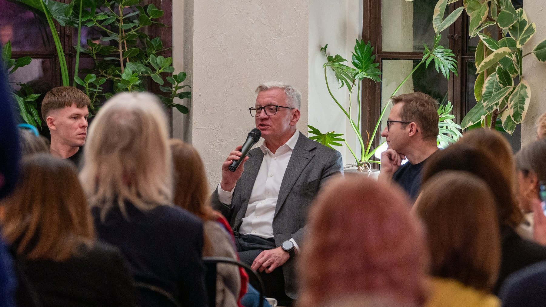 Na zdjęciu uczestnicy debaty ,w centrum prezydent Poznania, widać także słuchaczy