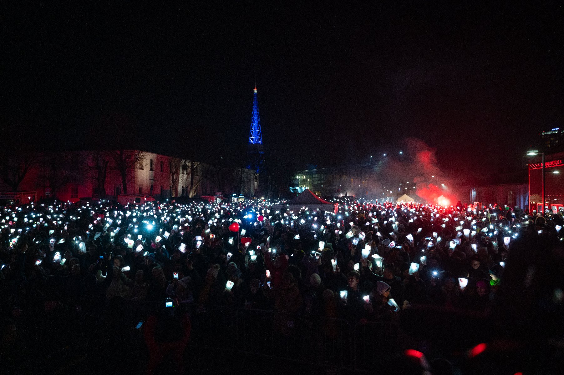 Rozświetlony tysiącami latarek plac PKW na terenie MTP - grafika artykułu