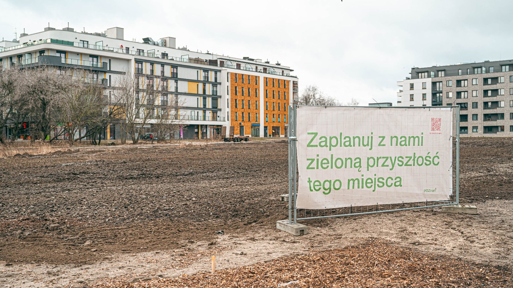 Galeria zdjęć przedstawia konferencję prasową poświęconą powstaniu parku na Łacinie. Na pierwszym planie widać grupę osób, w tle bloki i teren, na którym ma powstać park.