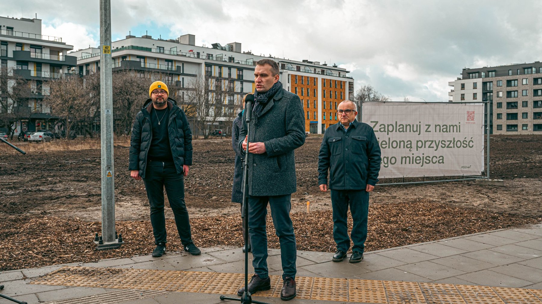 Galeria zdjęć przedstawia konferencję prasową poświęconą powstaniu parku na Łacinie. Na pierwszym planie widać grupę osób, w tle bloki i teren, na którym ma powstać park.