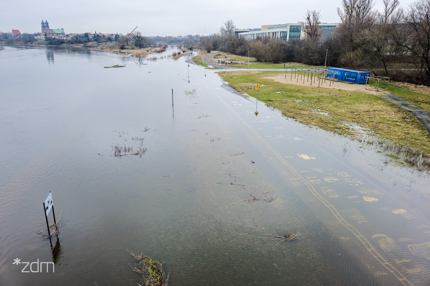 Zdjęcie przedstawia zalaną wodą Wartostradę. - grafika artykułu