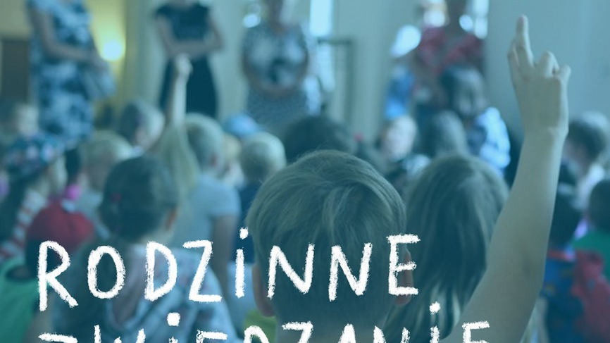 Zdjęcie w tle przedstawia dzieci podczas zajęć. Na pierwszym planie jest napis Rodzinne zwiedzanie zamku.