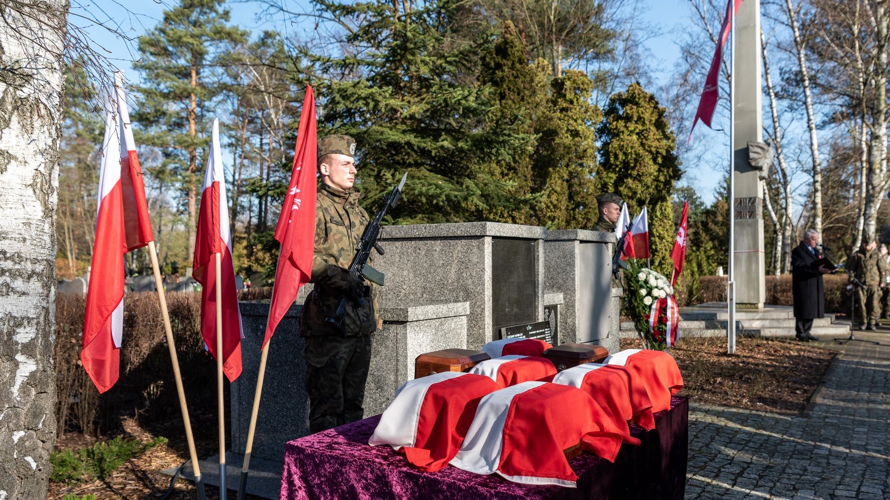 Na zdjęciu urny Powstańców, przy nich żołnierze na warcie