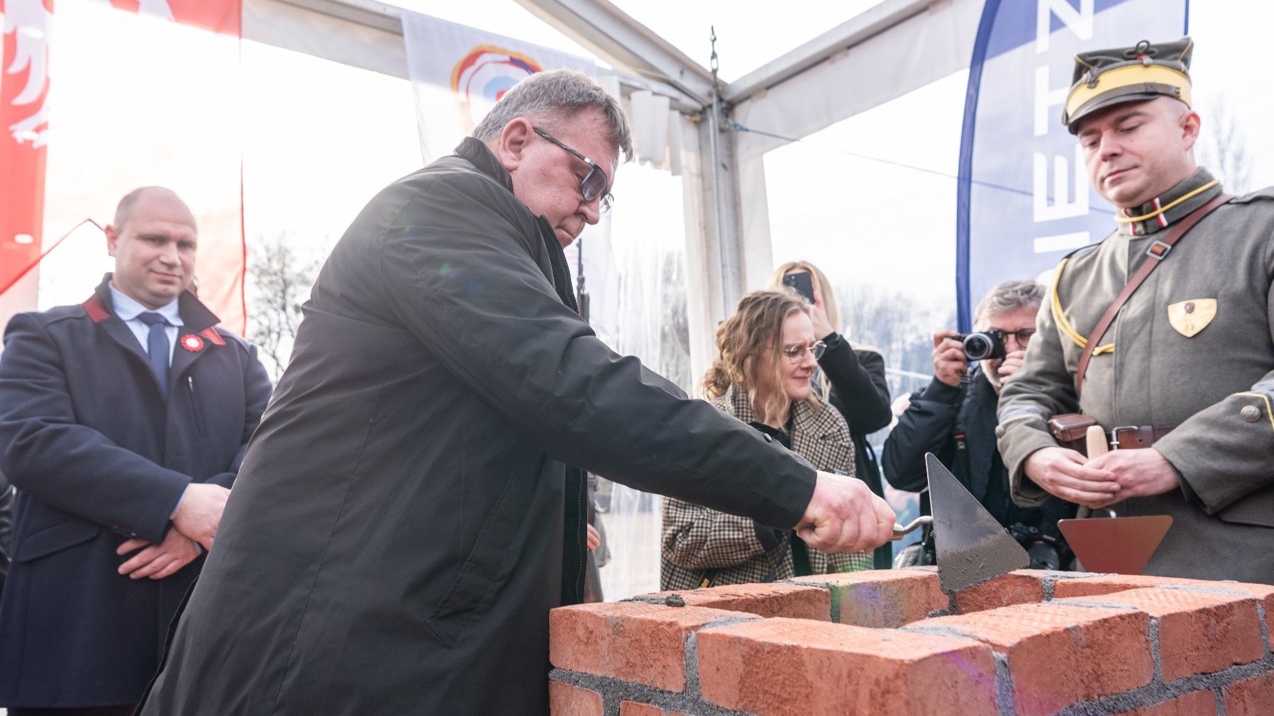 Na zdjęciu starosta poznański z kielni