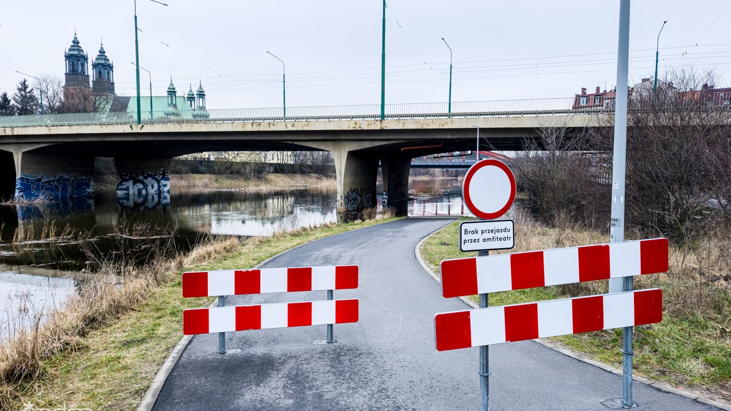 Zdjęcie przedstawia rzekę Wartę z podniesionym poziomem wody.