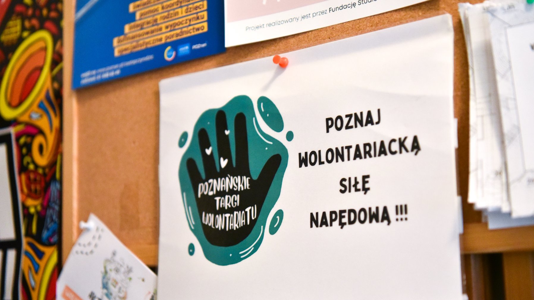 Na zdjęciu tablica korkowa, na niej kartka z napisem: poznaj wolontariacką siłę napędową