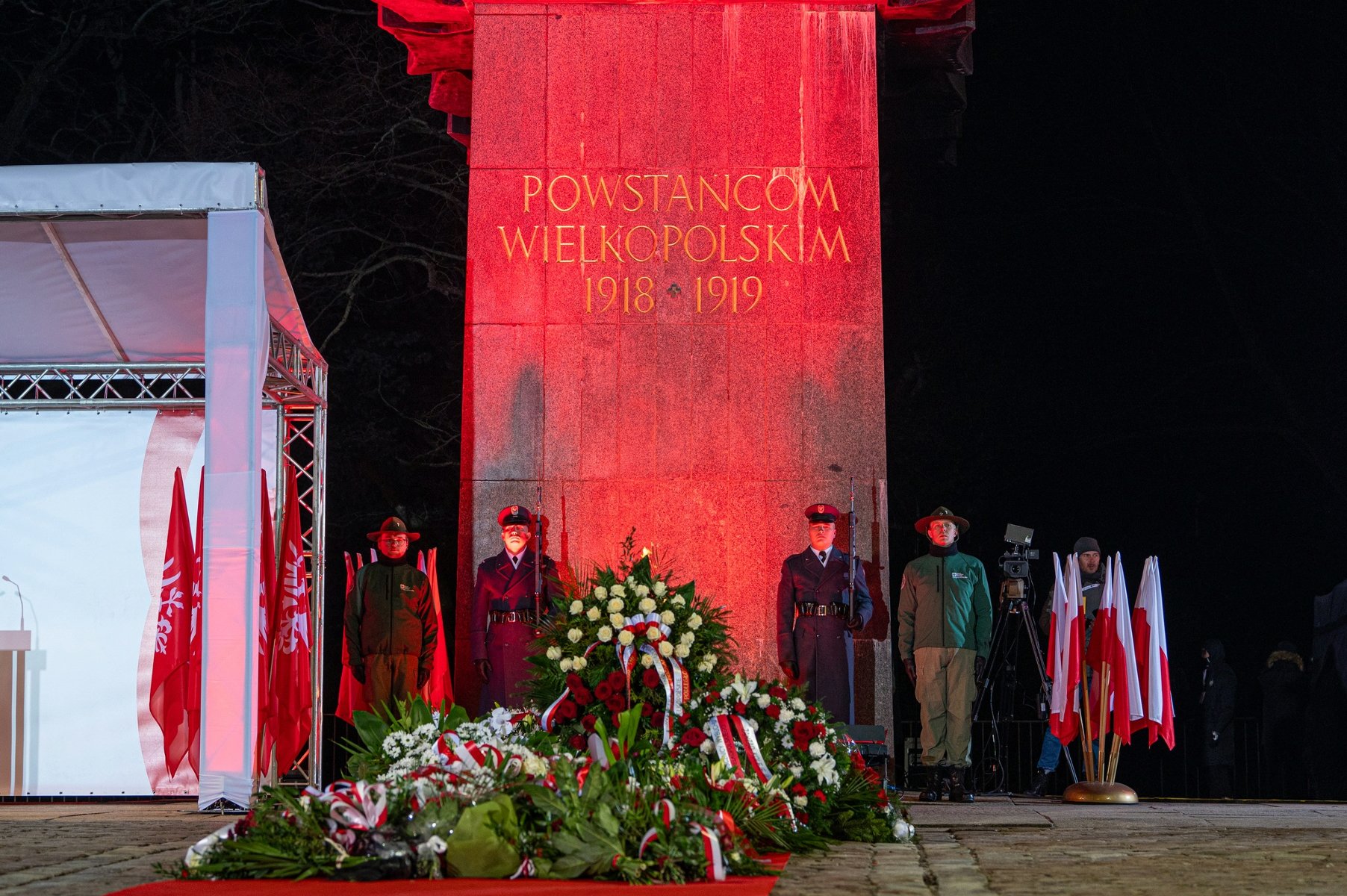 Zdjęcie przedstawia pomnik Powstańców Wielkopolskich i stojących przy nim żołnierzy i harcerzy. - grafika artykułu