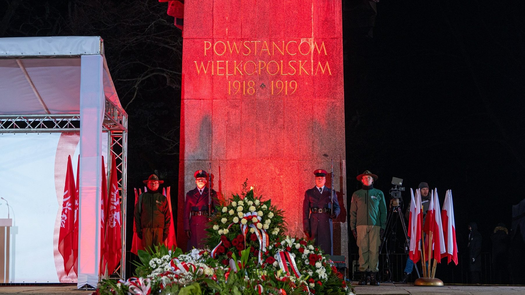 Zdjęcie przedstawia pomnik Powstańców Wielkopolskich i stojących przy nim żołnierzy i harcerzy.