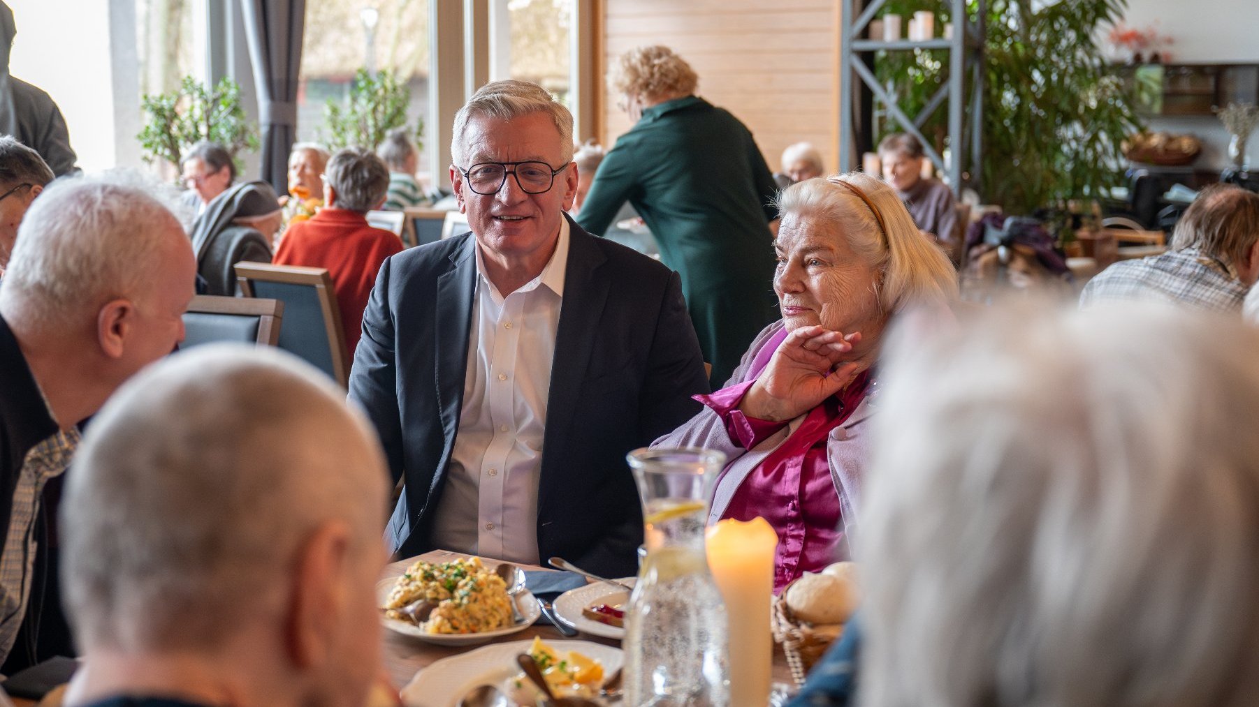 Na zdjęciu prezydent Poznania za stołem z seniorami